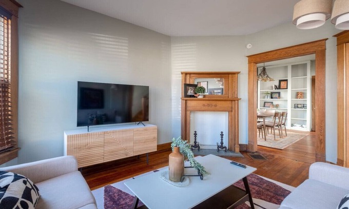 Columbus Casa | Robin's Egg ~ Private Downtown, Pet-Friendly Gem
