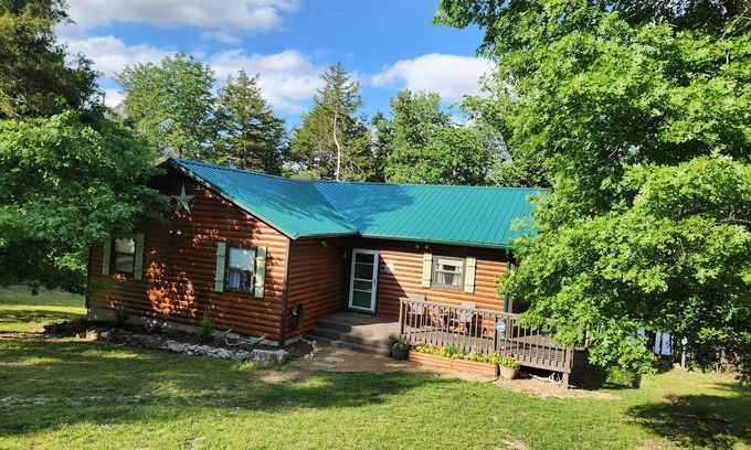 Eagle Rock Cabina | Robin's Nest-3 bedroom 2 bath waterfront cabin on Table Rock w/ Wi-Fi & hot tub