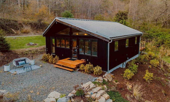 Weaverville Cabina | Robin's Nest Retreat in charming Weaverville