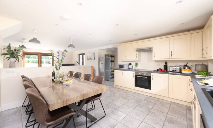 Truro Cabaña | Robins Rest - a cottage that sleeps 8 guests in 3 bedrooms
