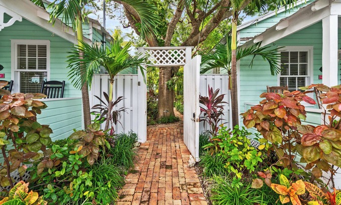 Key West Historic District Cabaña | ~ROBINSON CRUSOE COTTAGE~ Delight in island vibes in this home with a pool.