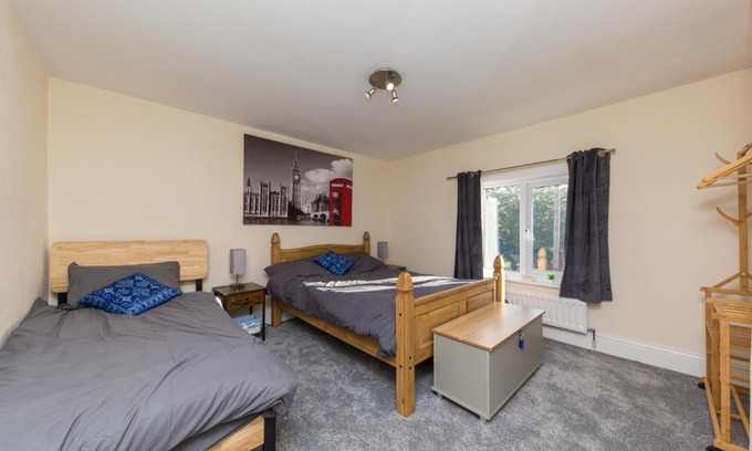 Rocester Casa | Rocester Rest close to Alton Towers & JCB, Netflix