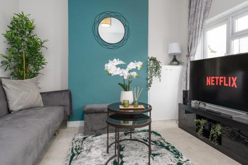 Wainscot Casa | Rochester Retreat - Charming 3 Bedroom House