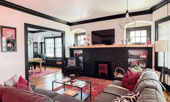 Lakewood Apartamento | Rock and Roll House of Fame! 2bed 1bath Central AC