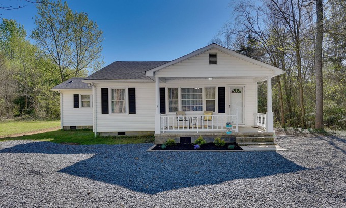 Rock Hill Cabaña | Rock Hill Cottage w/ Spacious Yard & Fire Pit!