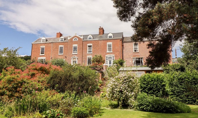 Newtown Cabaña | ROCK HOUSE APARTMENT, romantic, character holiday cottage in Newtown
