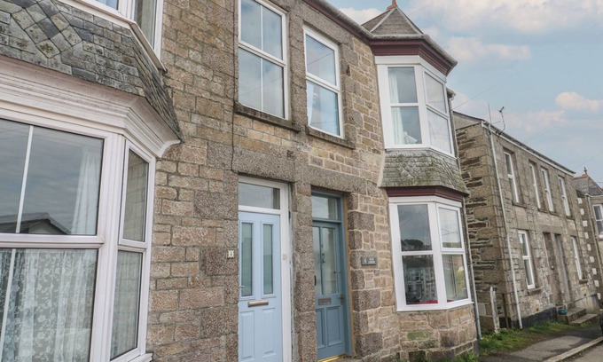 Porthleven Casa | ROCK LOBSTER, pet friendly, character holiday cottage in Porthleven