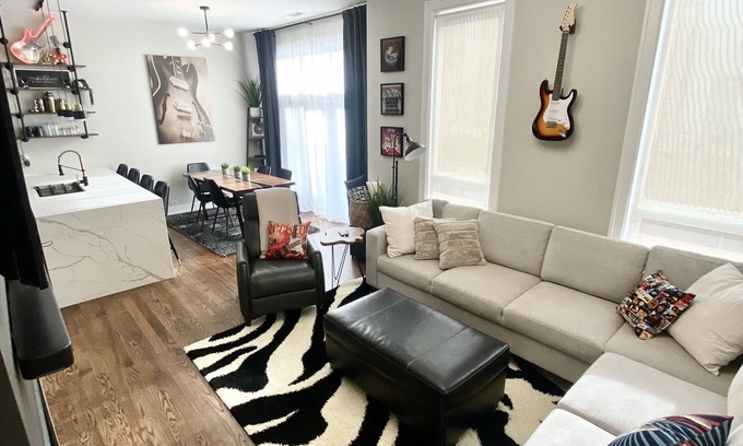 Southeast Omaha Condominio | Rock N Roll Condo Old Market w Rooftop Patio!