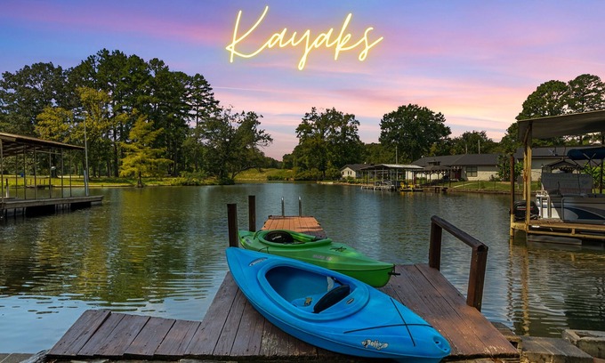 Mid America Cabina | Rock N’ Roll Lake Haus: Lakefront, Kayaks, Decks
