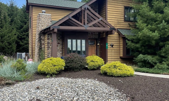 Lake Harmony Casa | Rock's Ridge: Summer at the Lake, Winter on the Slopes, HotTub, Linens Included!