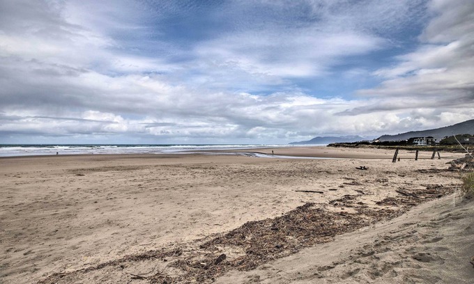 Rockaway Beach Apartamento | Rockaway Beach Condo - Beach Access Nearby!
