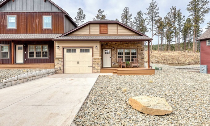 Rockerville Condominio | Rockerville Gold Town Lodging #5- This one-bedroom condo is your perfect home base for adventure and relaxation. Just minutes from Mount Rushmore, Crazy Horse Memorial, Custer State Park, Sturgis, and the Badlands.
