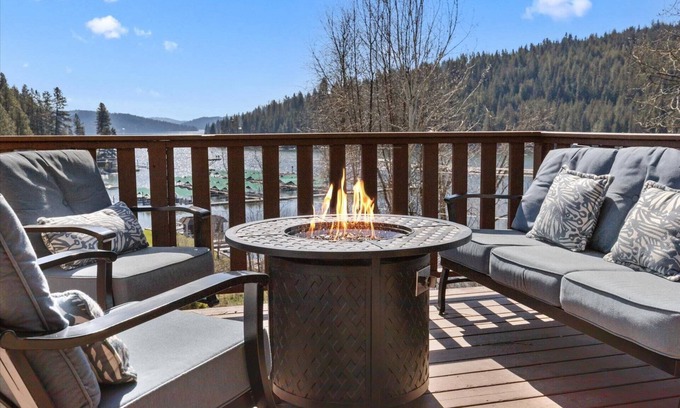 Coeur d'Alene Casa | Rockford Bay Bliss – Pet-Friendly Home w/ Lake View, Fire Pit, Deck, BBQ, Near Marina & Shooters Bar