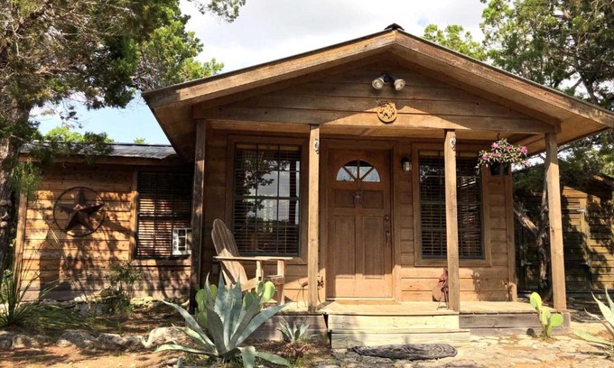 Pipe Creek Casa | Rockin' B Ranch Love Shack