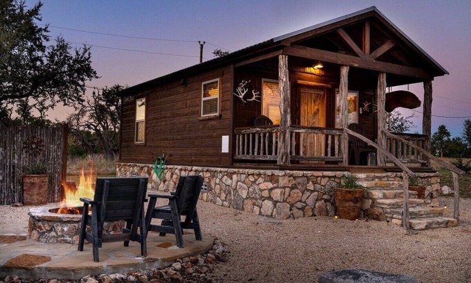Fredericksburg Cabina | Rockin' R Ranch - 5 Cabins & Sleeps 12
