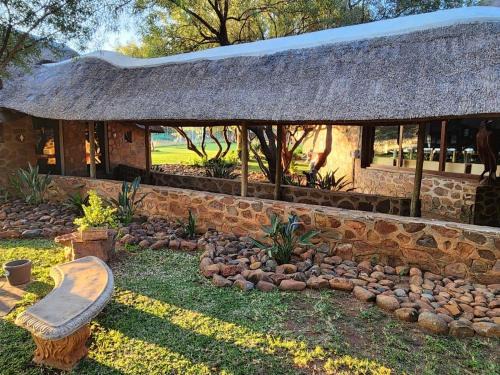 Ramotshere Moiloa Cabina | Rocking Giraffe Bush Lodge