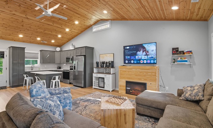 Houston Cabina | Rockshore Escape: Smith Lake Haven, Private Dock, Fire Pit and Ultimate Serenity