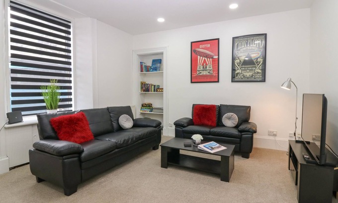 Macduff Casa | ROCKSTAR COTTAGE, family friendly, with a garden in Macduff