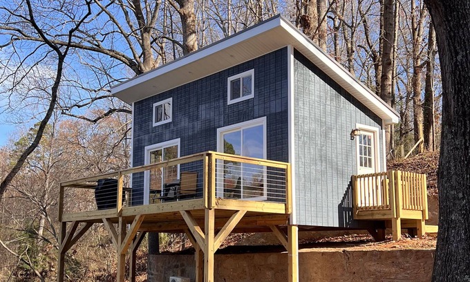 Granite Falls Cabina | Rockwall Cabin on the Pond! Cool spot, 10 minute drive to Hickory.