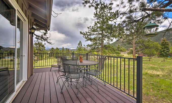 Carriage Hills Cabina | 'Rocky Mountain Breezes' Cabin: Grill + Deck!