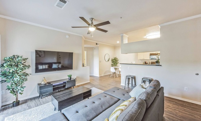 Castle Rock Apartamento | Rocky Mountain Haven w/king bed, pool & hot tub