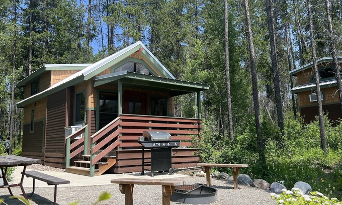 West Glacier Cabina | Rocky Mountain Maple Studio Cabin