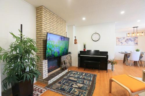 Brentwood Casa | Rocky Mtn Escape-3 bdrm-near shops, dining, UofC