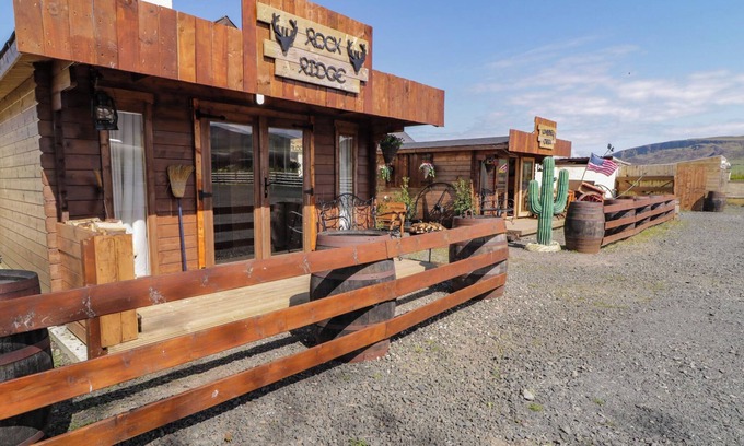 Limavady Cabaña | ROCKY RIDGE CABIN, romantic, character holiday cottage in Castlerock
