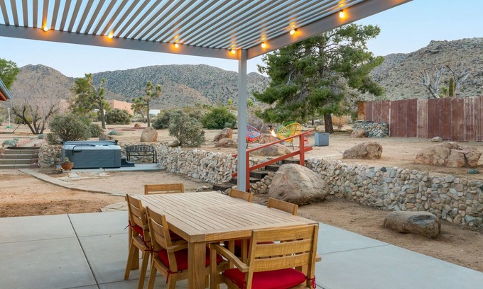 Joshua Tree Highlands Casa | 🌵 Rocky Ridge Retreat - Cozy & Colorful Home in Joshua Tree w/Hot Tub, Fire Pit & BBQ 🌵