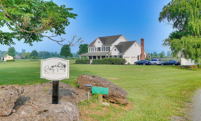 Leesburg Apartamento | Rocky Vines Wine Country Retreat w/ Fire Pit