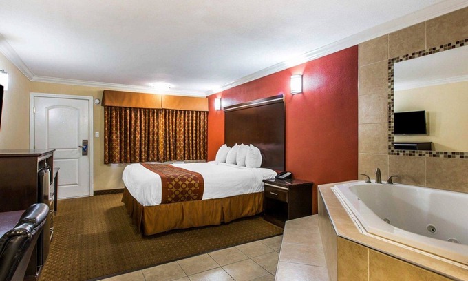 Corona Hotel | Rodeway Inn & Suites Corona