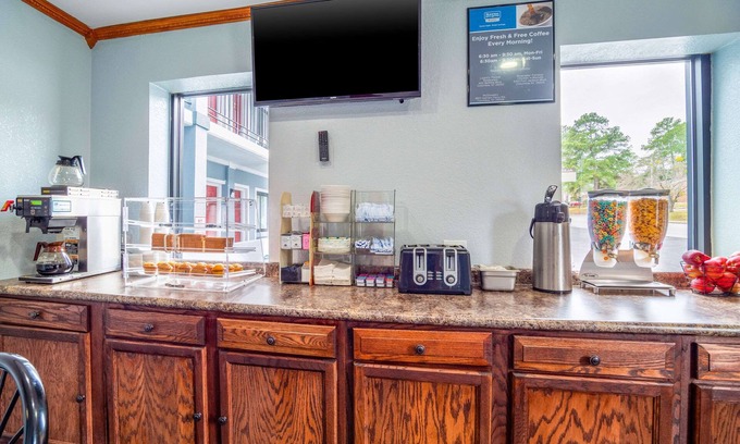 Columbia Hotel | Rodeway Inn & Suites Fort Jackson