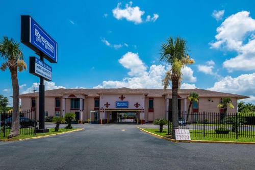Viavant - Venetian Isles Hotel | Rodeway Inn & Suites New Orleans East