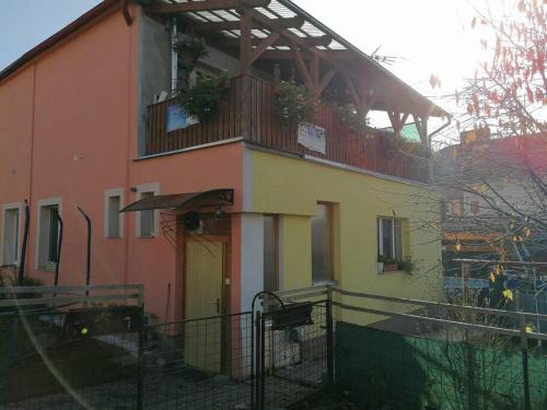 Zruc nad Sazavou Casa | Rodinný půldomek s vybavením a bazenem