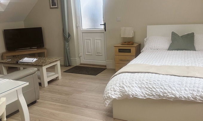Limavady Apartamento | Roe Valley GetawaysnModern Studio with en-suite