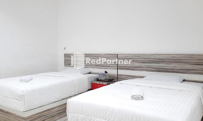 Padang Hotel | Roemah Proklamasi Syariah Mitra RedDoorz