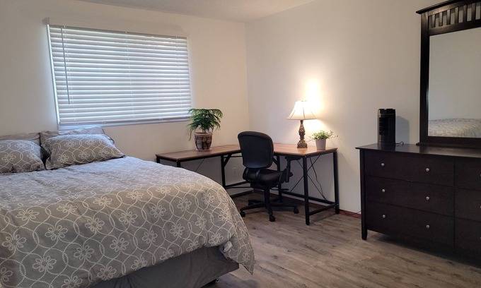 West Edmonton Apartamento | ✅️COMMONWEALTH & CLARKE Stadium✅️ROGERS Place ✅️EXPO Centre✅️Free Parking,WiFi✅️