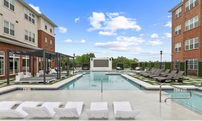 Tuscaloosa Condominio | Rollin' on the River - Book for Football Season! Complex Pool & River Views!