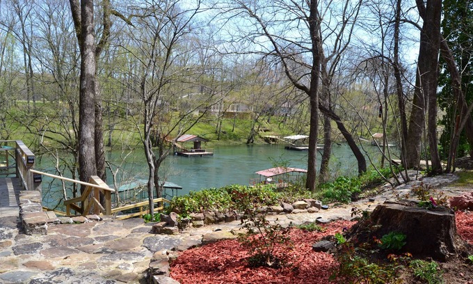 Heber Springs Cabina | Rollin' With the Flow Cabin with Private River Dock
