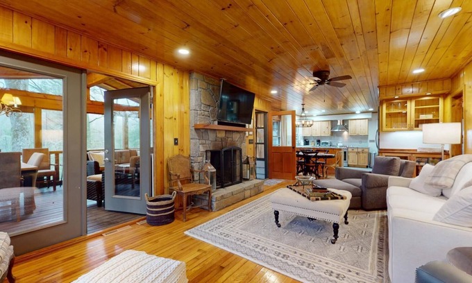 Highlands Hills Cabina | Rolling Acres Bungalow | Screened Deck & Separate Downstairs Studio