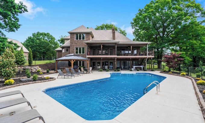 Branson West Casa | Rolling Hills Family Home
