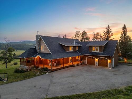 Millarville Casa | Rolling Hills Retreat - Family Friendly