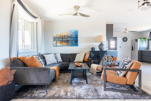 Mariposa Casa | Rolling Oaks Ranch - 200 Acres of Lakeside Beauty & Countryside Serenity