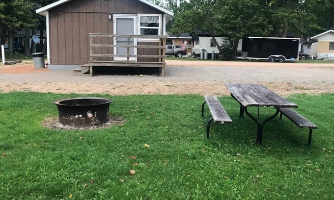 Ainsworth Casa | Rolling Stone Lakeside Cabin 2 East Shore Resort 2 Bedrooms