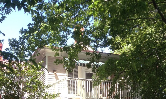 Downtown Little Rock Cabina | Romantic Cottage with Private Balcony