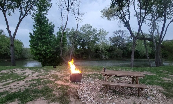 Smithville Casa | Glamping Romántico: Queen, Literas, Pet-Friendly, Cerca del Río Colorado