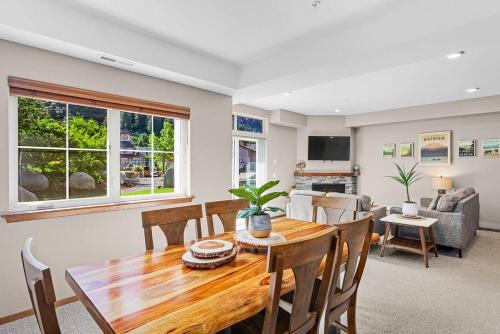 Downtown Leavenworth Apartamento | Romanna's all-season getaway at Icicle Village with pool and hot tub