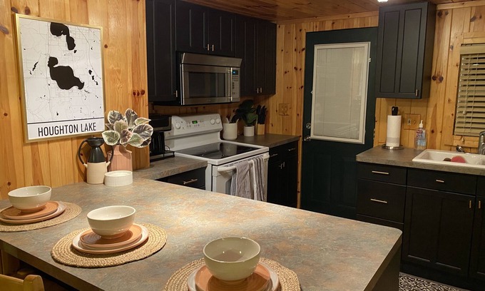 Houghton Lake Cabaña | Romanski Retreat | Beautiful Lake View Getaway!