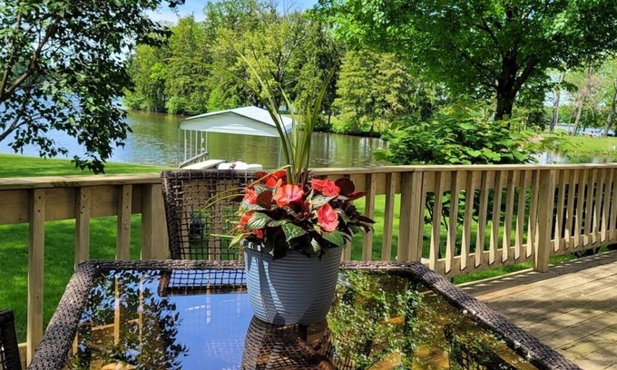 Paw Paw Cabaña | Romantic 1 BR Lakeside Cottage w/ KING BED