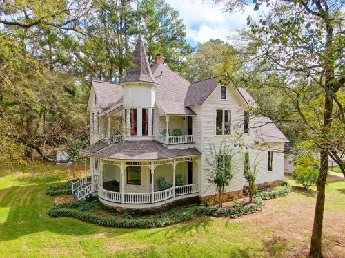 Waller Chalet De Esquí | Romantic 1901 Victorian Home on Seven Wooded Acres